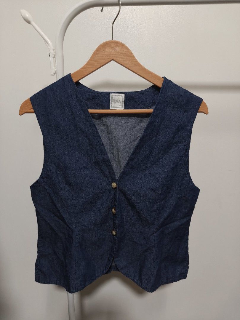Topshop vest top (Category: Sleeveless) located in Quezon City. Submitted by glitz4chix (Listing ID 1463146030, Image 3). Description: .