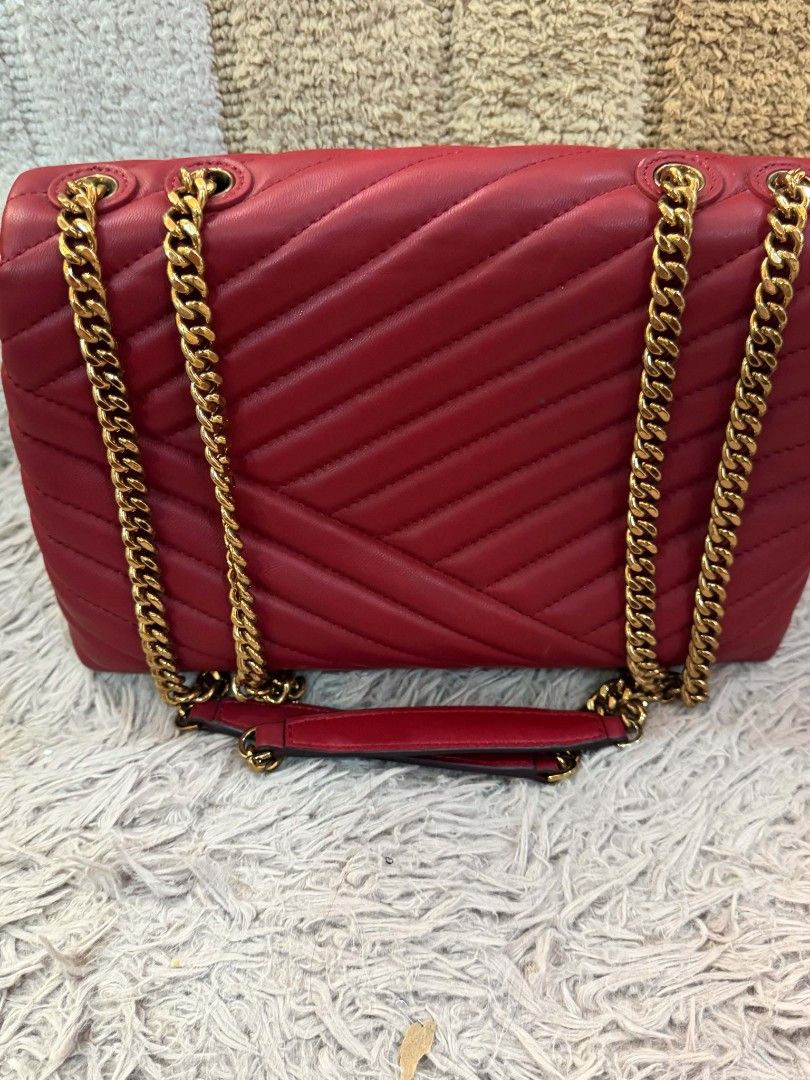 Tory Burch bag (Category: Cross-body Bags) located in Manila. Submitted by RealGoldPawnable18K21K24K (Listing ID 1463271822, Image 3). Description: Red Tory Burch Bag used once- Good as New. 44k pasabuy from USA original price. Selling price now: 15k fix Sa ibang bansa binili. 💯 Legit. Sobrang mura na nyan mga sis. Super ganda din. Bagong bago pa. 😍👜👛👝 Para kang bumili ng bago. Paunahan nalang. Dm me 🩷 Open for meet up to check. Loc BF reso