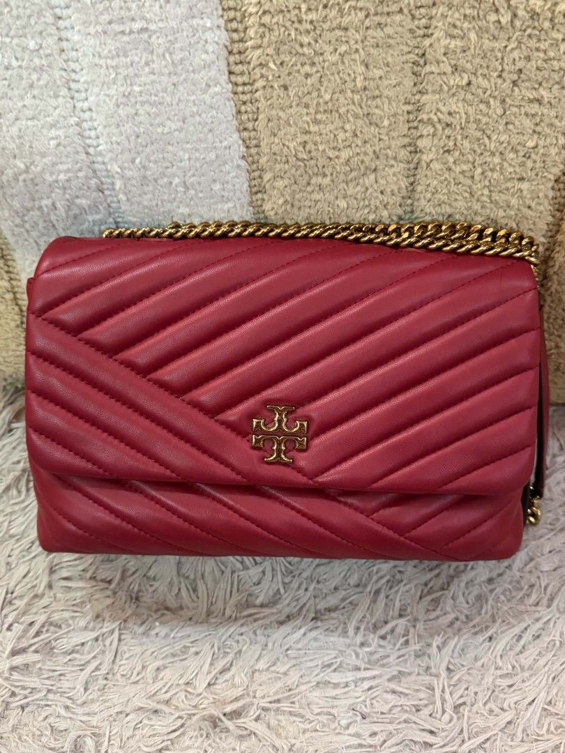 Tory Burch bag (Category: Cross-body Bags) located in Manila. Submitted by RealGoldPawnable18K21K24K (Listing ID 1463271822, Image 1). Description: Red Tory Burch Bag used once- Good as New. 44k pasabuy from USA original price. Selling price now: 15k fix Sa ibang bansa binili. 💯 Legit. Sobrang mura na nyan mga sis. Super ganda din. Bagong bago pa. 😍👜👛👝 Para kang bumili ng bago. Paunahan nalang. Dm me 🩷 Open for meet up to check. Loc BF reso