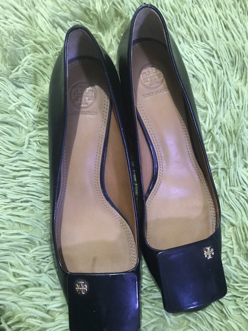 Tory Burch Black Patent Leather Square Toe Heels (Category: Heels) located in Mexico. Submitted by needtoletgo87 (Listing ID 1463245182, Image 3). Description: - Brand: Tory Burch - Color: Black - Material: Patent Leather - Toe Style: Square Toe - Heel Type: Wooden Block Heel - Features: Signature Tory Burch logo on front - Comfort: Comfortable for everyday wear - Size: 9M.