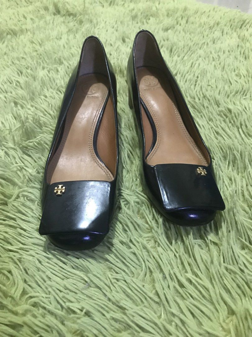 Tory Burch Black Patent Leather Square Toe Heels (Category: Heels) located in Mexico. Submitted by needtoletgo87 (Listing ID 1463245182, Image 2). Description: - Brand: Tory Burch - Color: Black - Material: Patent Leather - Toe Style: Square Toe - Heel Type: Wooden Block Heel - Features: Signature Tory Burch logo on front - Comfort: Comfortable for everyday wear - Size: 9M.