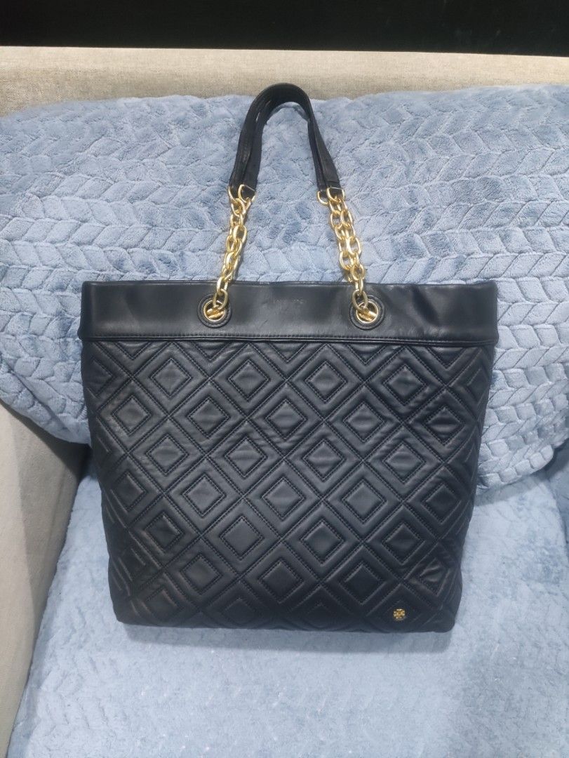 Tory Burch Black Quilted Leather Chain Tote Bag (Category: Luxury Bags & Wallets) located in Cainta. Submitted by luxesparkle (Listing ID 1463268751, Image 1). Description: Authentic Tory Burch Bag .