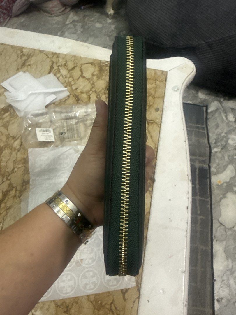 TORY BURCH GREEN ZIPPY LONG WALLET (Category: Everything Else Others) located in Angeles City. Submitted by migs_font29 (Listing ID 1463248814, Image 3). Description: .