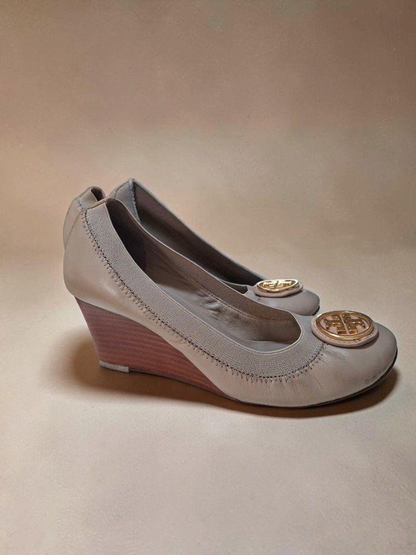 TORY BURCH WEDGE SANDALS (Category: Wedges) located in Las Pinas. Submitted by annachiaonair2037 (Listing ID 1463211143, Image 2). Description: TORY BURCH WEDGE SANDALS FROM JAPAN 22M SIZE 6 2" HEEL Disclaimer: I am not affiliated with, associated with, or authorized by any of the brands featured posted. Any mention of brand names, trademarks, or logos is solely for identification and reference purposes only..