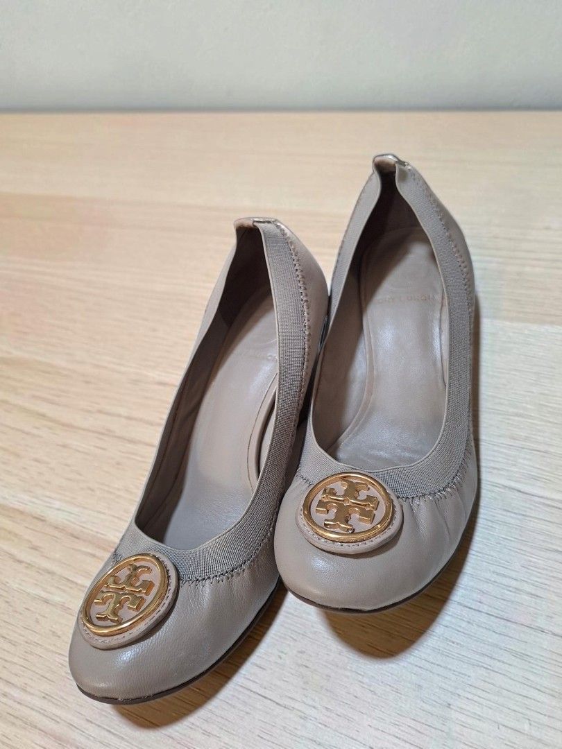TORY BURCH WEDGE SANDALS (Category: Wedges) located in Las Pinas. Submitted by annachiaonair2037 (Listing ID 1463211143, Image 1). Description: TORY BURCH WEDGE SANDALS FROM JAPAN 22M SIZE 6 2" HEEL Disclaimer: I am not affiliated with, associated with, or authorized by any of the brands featured posted. Any mention of brand names, trademarks, or logos is solely for identification and reference purposes only..