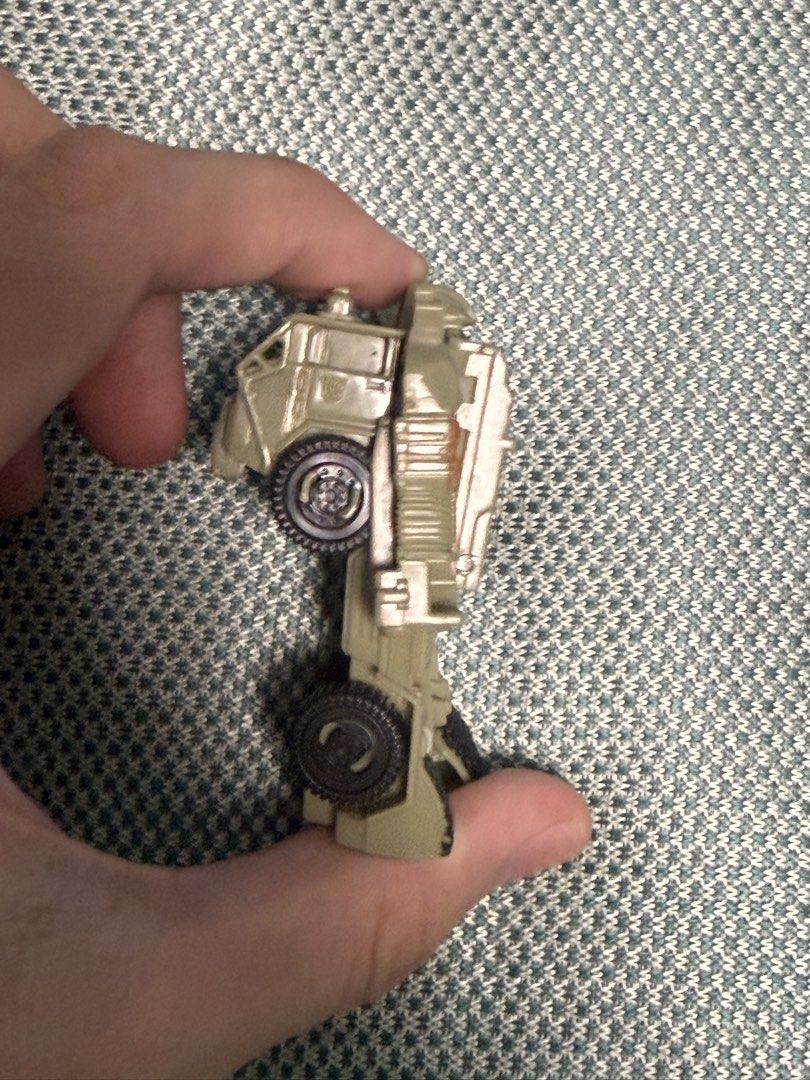 Transformers (Category: Toy Figures) located in Singapore. Submitted by king956 (Listing ID 1463156826, Image 5). Description: Like new condition selling for $16.