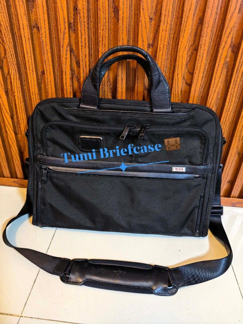 TUMI BRIEFCASE (Category: Luggage) located in Manila. Submitted by jzjapansurplus (Listing ID 1463283323, Image 1). Description: TUMI BRIEFCASE 💼 Issue leather cracking sa handle pero may free po na leather cover para sa handle.