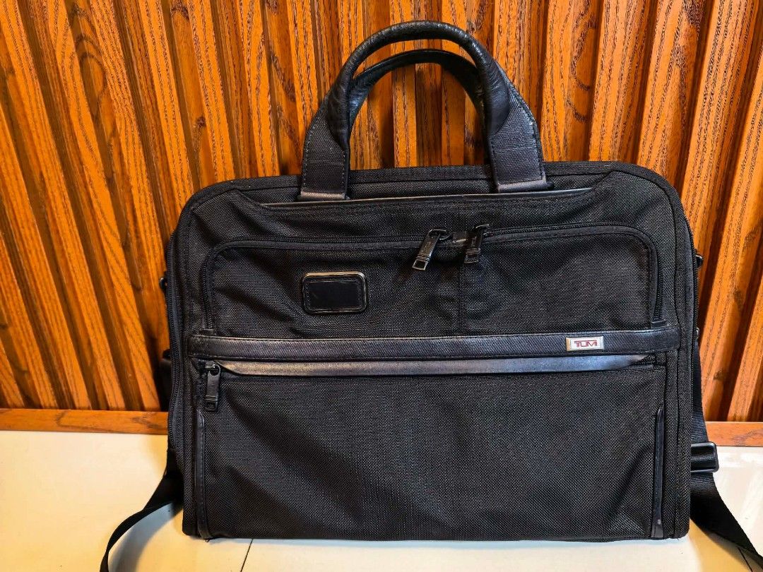 TUMI BRIEFCASE (Category: Luggage) located in Manila. Submitted by jzjapansurplus (Listing ID 1463283323, Image 3). Description: TUMI BRIEFCASE 💼 Issue leather cracking sa handle pero may free po na leather cover para sa handle.