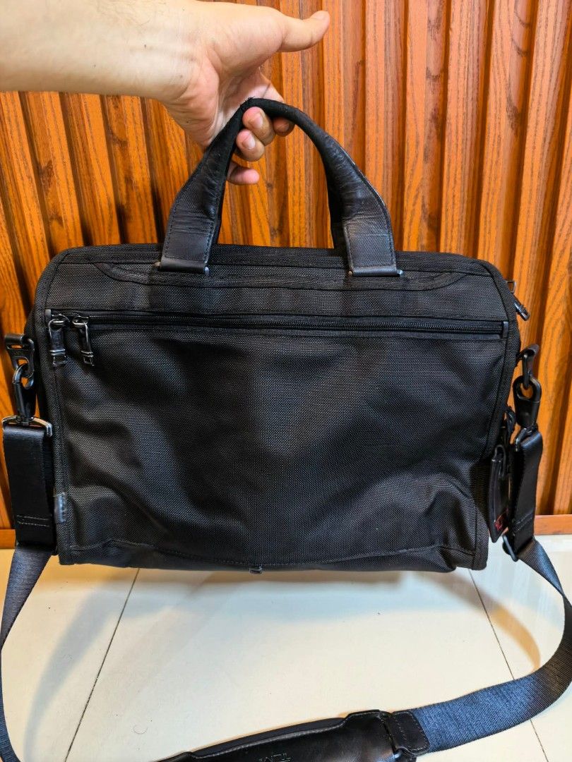 TUMI BRIEFCASE (Category: Luggage) located in Manila. Submitted by jzjapansurplus (Listing ID 1463283323, Image 2). Description: TUMI BRIEFCASE 💼 Issue leather cracking sa handle pero may free po na leather cover para sa handle.