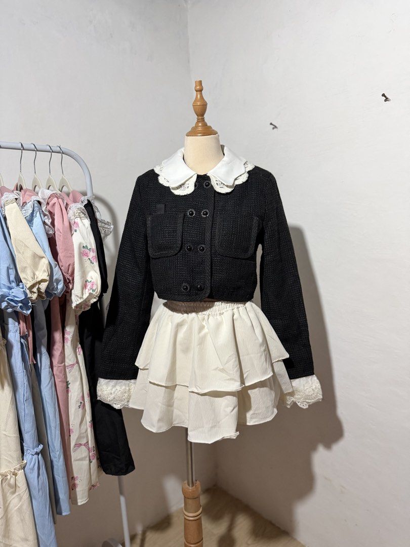 Tweed Blazer (Category: Coats, Jackets and Outerwear) located in Manila. Submitted by micahgn_.943 (Listing ID 1463228553, Image 1). Description: Condition : Good as new Small - medium.
