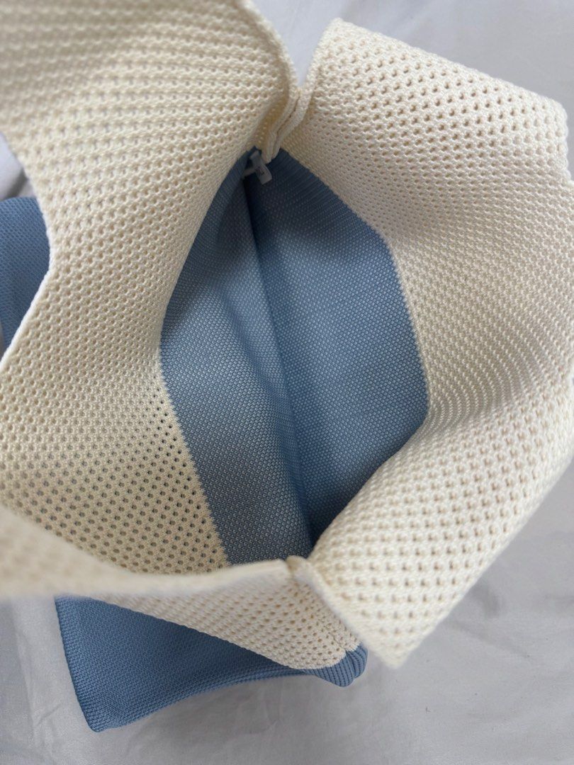 Two-Tone Knit Tote Bag (Category: Tote Bags) located in Taguig. Submitted by kittychum (Listing ID 1463188501, Image 3). Description: -.