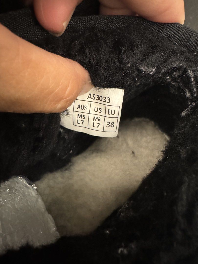 UGG （分類：靴）位於 Hong Kong。 由 superfun888 提交（商品編號 1463234800，圖片 7）。簡介： UGG Size 38 購置澳洲珀斯 只着過一兩次 原價過千 快要優先。