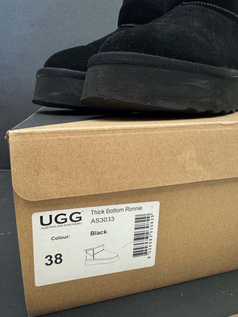 UGG （分類：靴）位於 Hong Kong。 由 superfun888 提交（商品編號 1463234800，圖片 3）。簡介： UGG Size 38 購置澳洲珀斯 只着過一兩次 原價過千 快要優先。