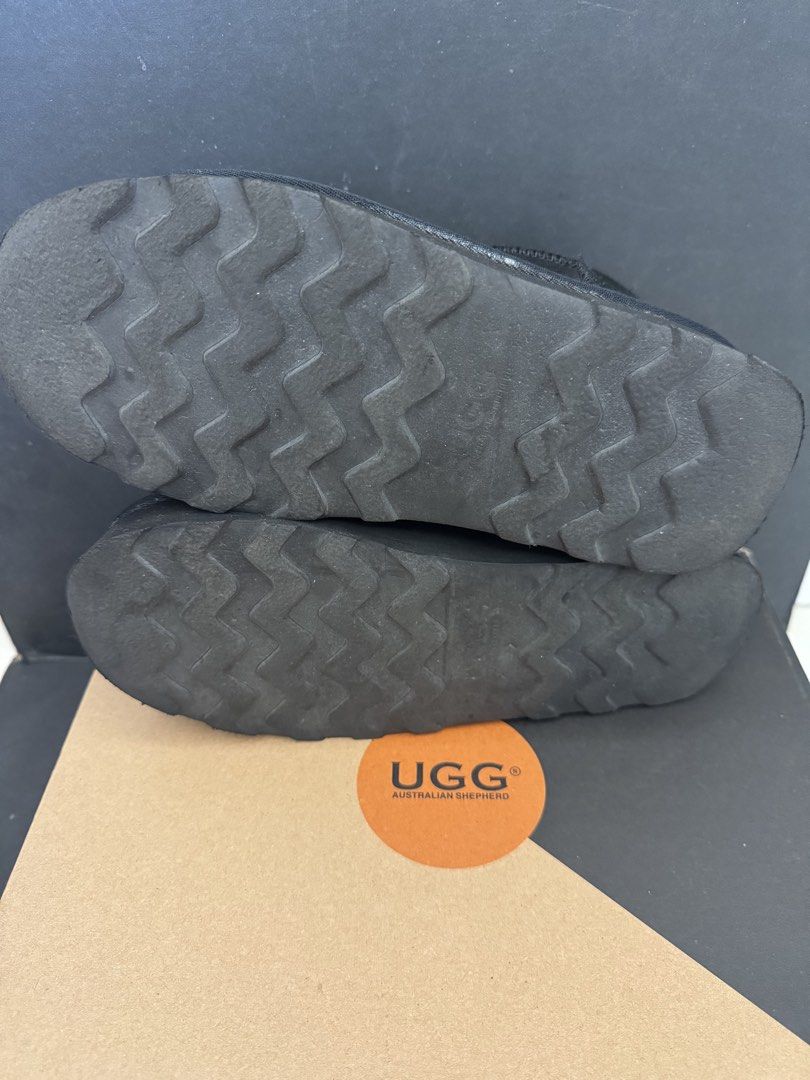UGG （分類：靴）位於 Hong Kong。 由 superfun888 提交（商品編號 1463234800，圖片 8）。簡介： UGG Size 38 購置澳洲珀斯 只着過一兩次 原價過千 快要優先。