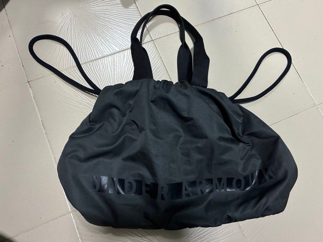Under Armour Black Drawstring Bag (Category: Shoulder Bags) located in Singapore. Submitted by ybybybyb (Listing ID 1463249708, Image 1). Description: - Black Under Armour drawstring bag - Features prominent Under Armour logo on the front - Adjustable black straps double as shoulder straps or backpack straps - Perfect for gym sessions or everyday casual use - Simple, functional, and reliable design.