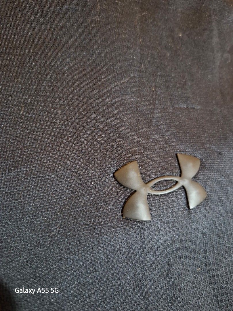 UNDER ARMOUR HOODED JACKET (Category: Coats, Jackets and Outerwear) located in Antipolo. Submitted by goldentiger-ac44 (Listing ID 1463265405, Image 2). Description: UNDER ARMOUR HOODED JACKET SIZE LARGE Good condition only sign of usages price 400 Antipolo city location.