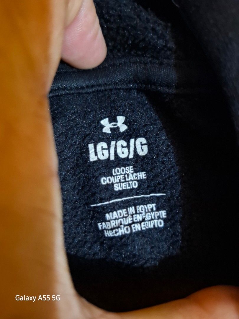 UNDER ARMOUR HOODED JACKET (Category: Coats, Jackets and Outerwear) located in Antipolo. Submitted by goldentiger-ac44 (Listing ID 1463265405, Image 3). Description: UNDER ARMOUR HOODED JACKET SIZE LARGE Good condition only sign of usages price 400 Antipolo city location.