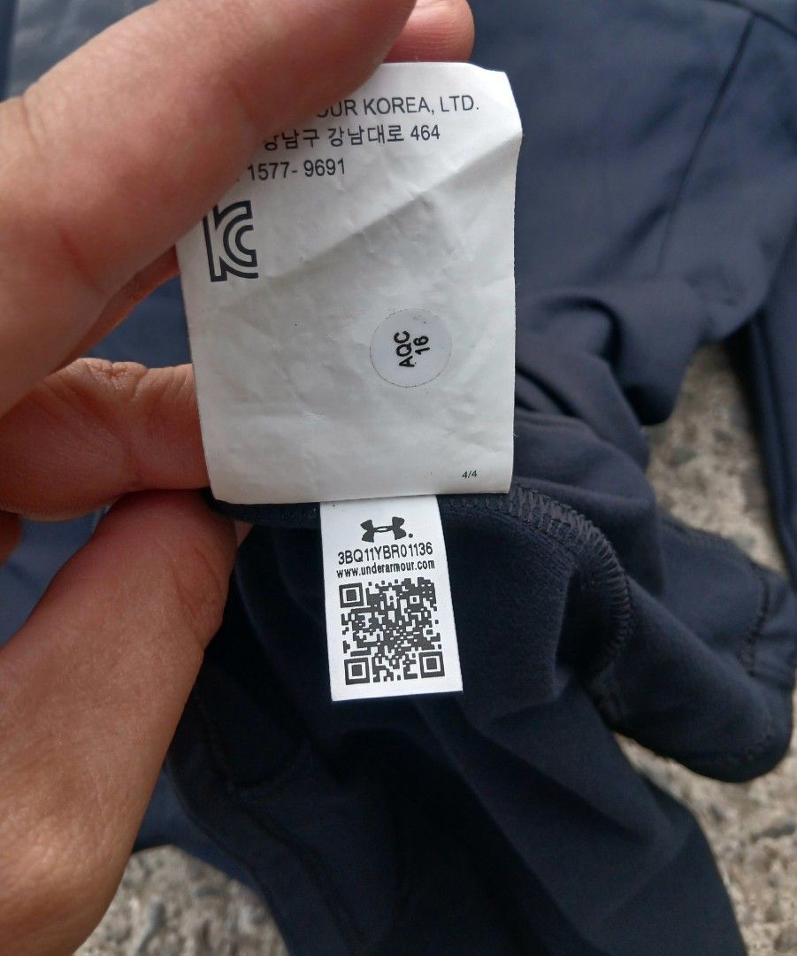 Under Armour Storm Long Sleeve Shirt M (Category: Tshirts & Polo Shirts ) located in Padada. Submitted by kinvillanu20604 (Listing ID 1463215768, Image 3). Description: - Under Armour Storm Long Sleeve Shirt - Size: Medium - Color: Black - Features Under Armour logo and Storm branding on front - Built with Under Armour ColdGear technology - Ideal for workouts and casual wear.