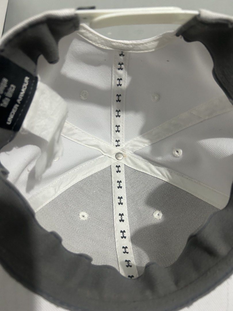 Under Armour White Baseball Cap (Category: Caps & Hats) located in Taytay. Submitted by run.route.59 (Listing ID 1463155864, Image 2). Description: - Classic white Under Armour baseball cap - Grey embroidered Under Armour logo on front - Flat brim design - Adjustable strap for a custom fit - Ideal for everyday wear and athletic activities.