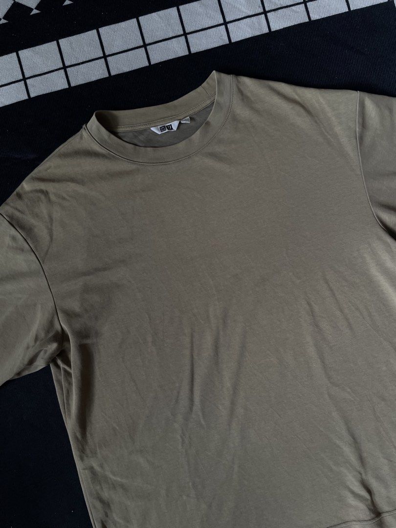 Uniqlo Airism Oversized Olive Tee (Category: Tshirts & Polo Shirts ) located in Naga. Submitted by curatedslips (Listing ID 1463284120, Image 2). Description: Uniqlo Airism Oversized Olive Tee 📏 21x27 ⚠️ Color may vary due to lighting .