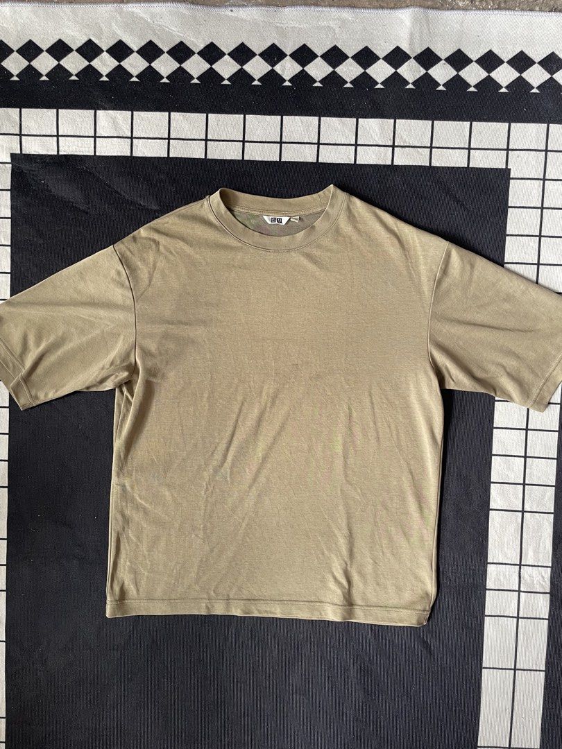 Uniqlo Airism Oversized Olive Tee (Category: Tshirts & Polo Shirts ) located in Naga. Submitted by curatedslips (Listing ID 1463284120, Image 1). Description: Uniqlo Airism Oversized Olive Tee 📏 21x27 ⚠️ Color may vary due to lighting .