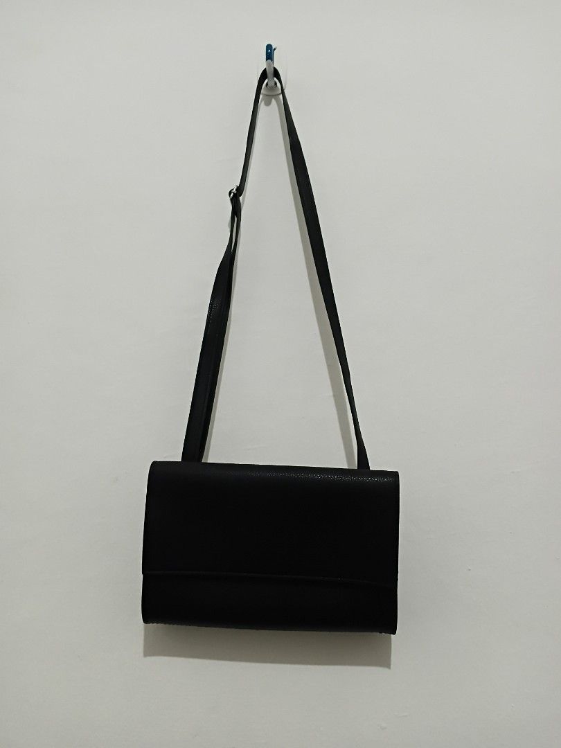 Uniqlo Black Bag (Category: Shoulder Bags) located in Davao. Submitted by all_below_900 (Listing ID 1463281987, Image 2). Description: - Note: Used only once. No flaws. No scratches..