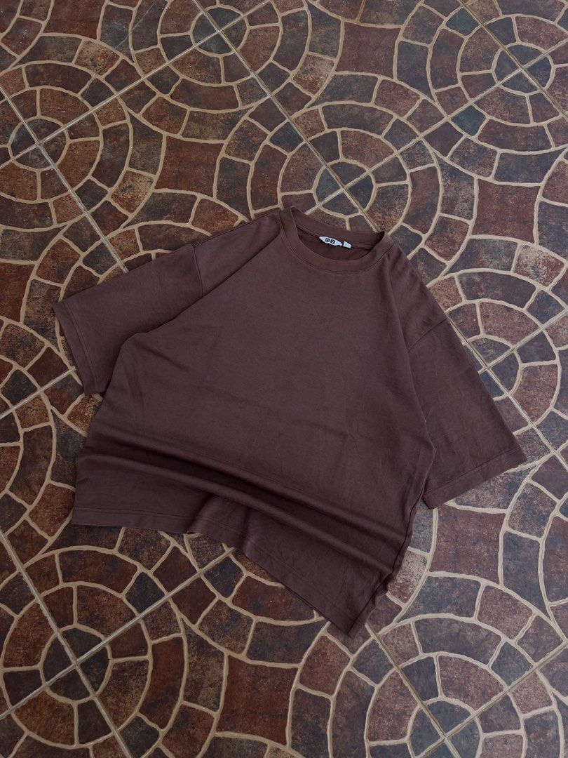 UNIQLO CHOCO BROWN (Category: Activewear) located in Batangas. Submitted by engr_thrift (Listing ID 1463187537, Image 2). Description: 📌 UNIQLO CHOCO BROWN (Large) 📐Dimension ( Inches ) Length: 26 Width : 21.5 Color rate: 9/10 Issue : need wash .