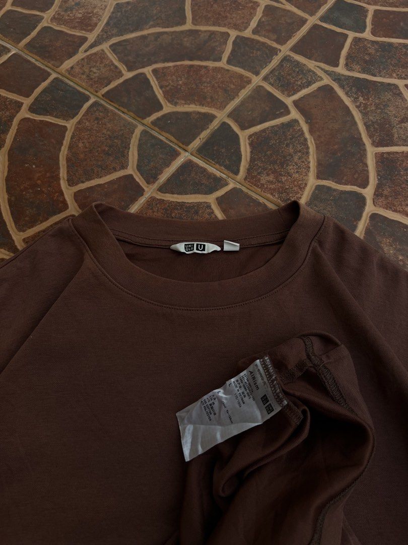 UNIQLO CHOCO BROWN (Category: Activewear) located in Batangas. Submitted by engr_thrift (Listing ID 1463187537, Image 3). Description: 📌 UNIQLO CHOCO BROWN (Large) 📐Dimension ( Inches ) Length: 26 Width : 21.5 Color rate: 9/10 Issue : need wash .