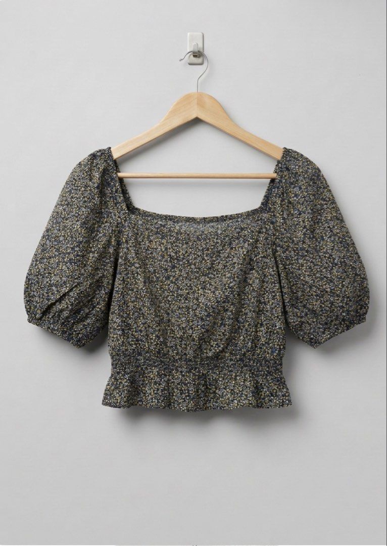 UNIQLO Floral Top (Category: Others Tops) located in Manila. Submitted by jhcollections (Listing ID 1463161618, Image 2). Description: UNIQLO Floral Top - puff sleeves - can fit up to semi-large - actual photos posted - j&t/grab/lalamove.