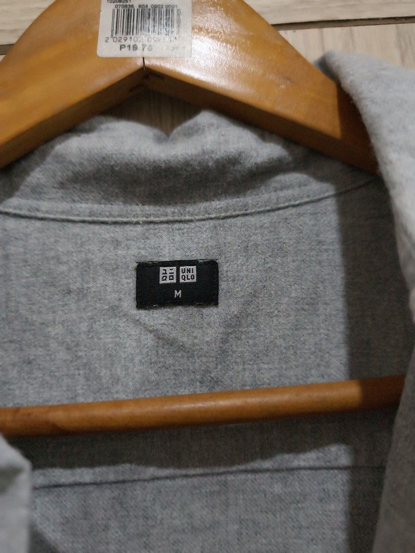 Uniqlo Grey Long Sleeves Size M (Category: Tshirts & Polo Shirts ) located in Manila. Submitted by fasttiger.883f0d (Listing ID 1463215641, Image 2). Description: - Uniqlo Grey Long Sleeve Shirt - Size: Medium (M) - Features: Button-up front, chest pocket - Style: Casual, versatile for layering - Condition: Good - 250 pesos only - Loc: Sta Mesa (sf shouldered by buyer).