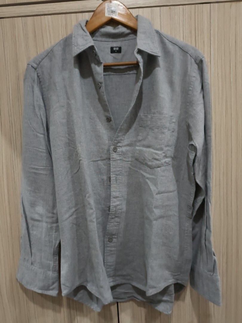 Uniqlo Grey Long Sleeves Size M (Category: Tshirts & Polo Shirts ) located in Manila. Submitted by fasttiger.883f0d (Listing ID 1463215641, Image 1). Description: - Uniqlo Grey Long Sleeve Shirt - Size: Medium (M) - Features: Button-up front, chest pocket - Style: Casual, versatile for layering - Condition: Good - 250 pesos only - Loc: Sta Mesa (sf shouldered by buyer).
