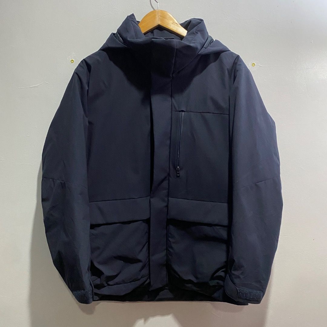 Uniqlo Hybrid Down Parka M/L (Category: Coats, Jackets and Outerwear) located in Antipolo. Submitted by bentakahitanoano (Listing ID 1463236730, Image 1). Description: Uniqlo Hybrid Down Parka from Uniqlo is a high-performance winter jacket that combines premium down insulation with strategic functional padding for targeted warmth without the typical bulk. Still in good shape Size medium can fit large Pit to pit 23 Length 28.5.