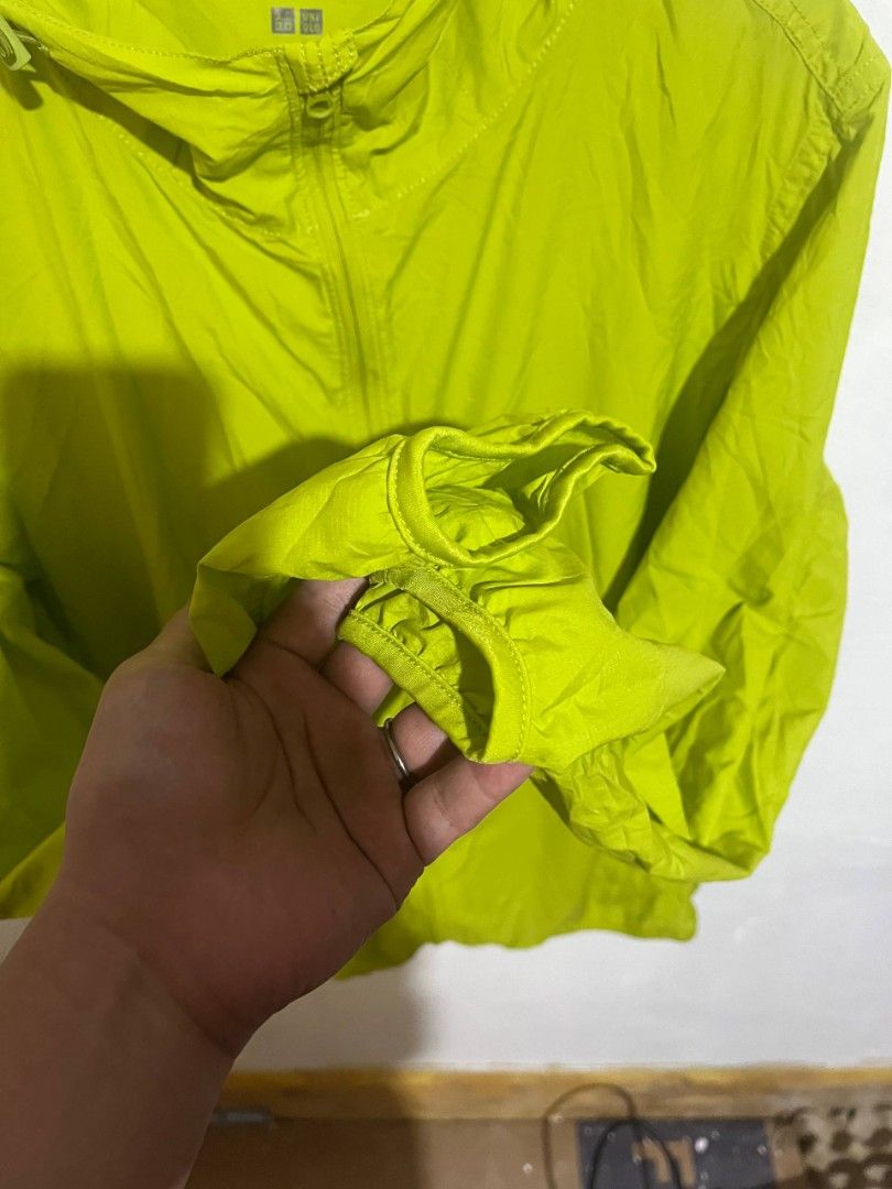 Uniqlo Pocketable Parka (Category: Coats, Jackets and Outerwear) located in Baguio. Submitted by labelleferroniere (Listing ID 1463161702, Image 3). Description: No Flaws Neon Green XL Mens Location Baguio Via Jnt.