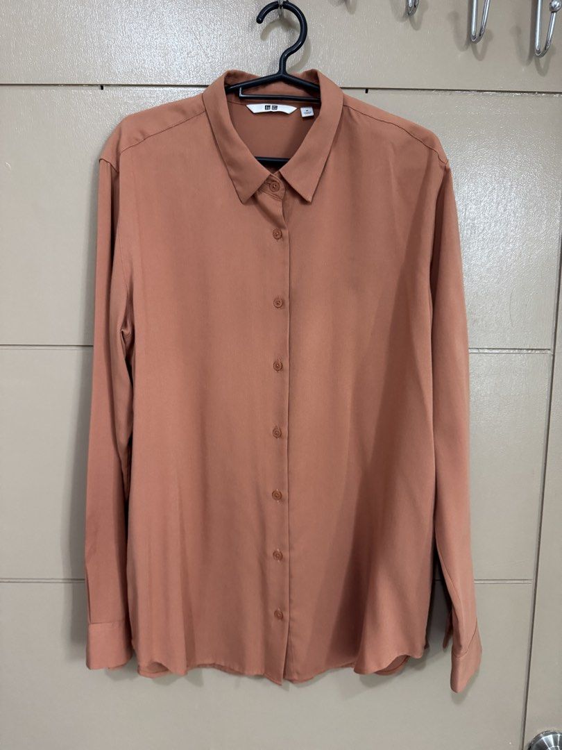 Uniqlo Long Sleeves (Category: Longsleeves) located in Pasay City. Submitted by declutterwyza (Listing ID 1463186288, Image 1). Description: Uniqlo Long Sleeves Size: Medium.