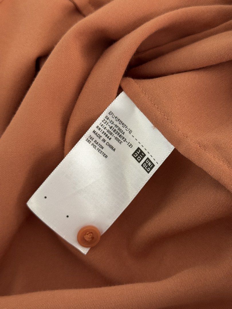 Uniqlo Long Sleeves (Category: Longsleeves) located in Pasay City. Submitted by declutterwyza (Listing ID 1463186288, Image 2). Description: Uniqlo Long Sleeves Size: Medium.