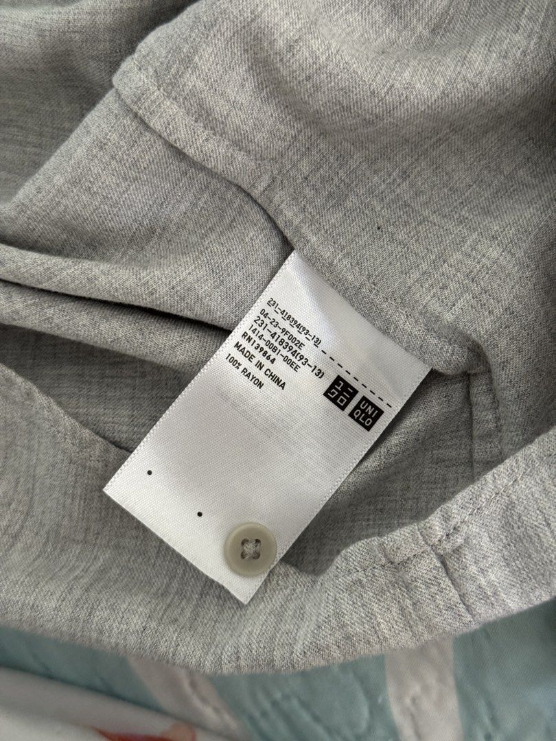 Uniqlo Long Sleeves (Category: Longsleeves) located in Pasay City. Submitted by declutterwyza (Listing ID 1463187229, Image 2). Description: Uniqlo Long Sleeves Size: Medium.