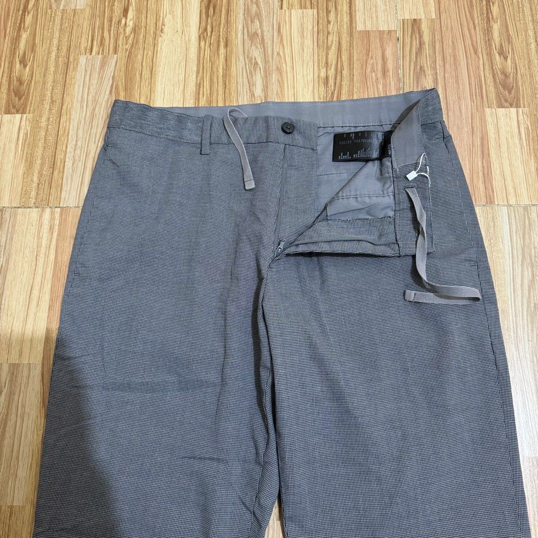 UNIQLO MEN’S EZY ANKLE PANTS (Category: Trousers) located in Manila. Submitted by thrifthing_121102 (Listing ID 1463162651, Image 2). Description: UNIQLO MEN’S EZY ANKLE PANTS •SIZE MEDIUM •WAIST - 31-32” •LENGTH - 35” •HEM - 7” •EXCELLENT CONDITION •NO ISSUES ₱699 + SF ✅All items are in excellent to new condition. ✅Color may vary due to lighting. 📦J&T Express or Lalamove Shipping. 💸Gcash Payment. 📍Moonwalk, Paranaque City.