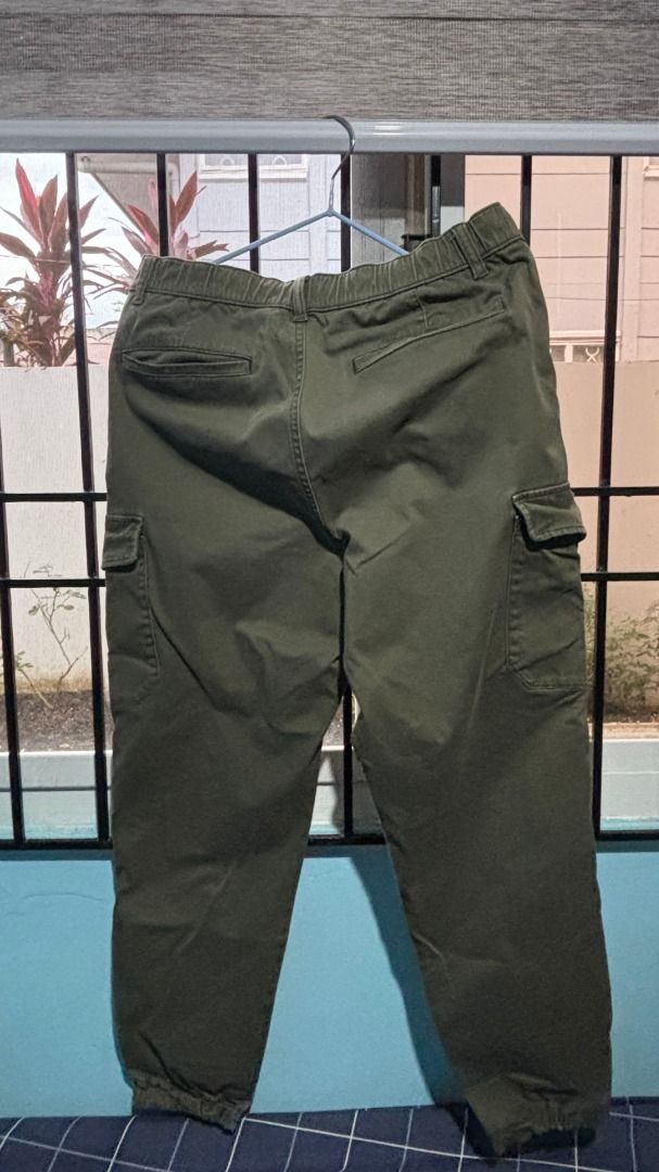 Uniqlo Olive Green Cargo Jogger Pants (Category: Joggers) located in Caloocan City. Submitted by clevercrystal_8305c0 (Listing ID 1463217865, Image 2). Description: - Waist 76-84 cm - Olive green cargo pants - Jogger style with elastic cuffs - Multiple side pockets for storage - Comfortable fit - Ideal for casual wear.