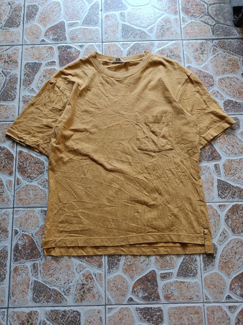 UNIQLO POCKET TEE (Category: Tshirts & Polo Shirts ) located in Davao. Submitted by thrift.it.denzz (Listing ID 1463183958, Image 1). Description: UNIQLO -SIZE MEDIUM W21 L27 -GOOD AS NEW CONDITION -350🏷️ ADD SHIPPING FEE 📩DM📩.