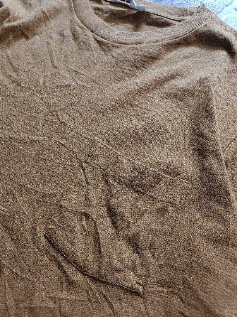 UNIQLO POCKET TEE (Category: Tshirts & Polo Shirts ) located in Davao. Submitted by thrift.it.denzz (Listing ID 1463183958, Image 2). Description: UNIQLO -SIZE MEDIUM W21 L27 -GOOD AS NEW CONDITION -350🏷️ ADD SHIPPING FEE 📩DM📩.