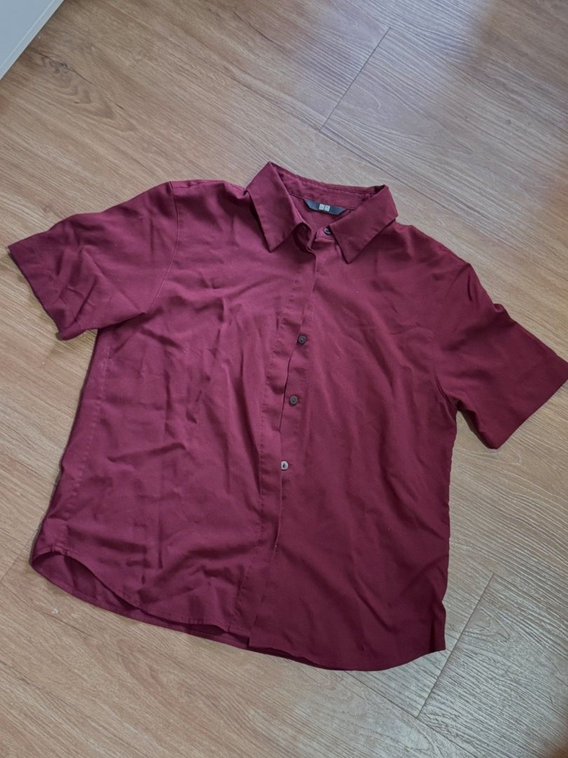 Uniqlo polo shirt (Category: Activewear) located in Pasay City. Submitted by mksn.04 (Listing ID 1463165915, Image 1). Description: .