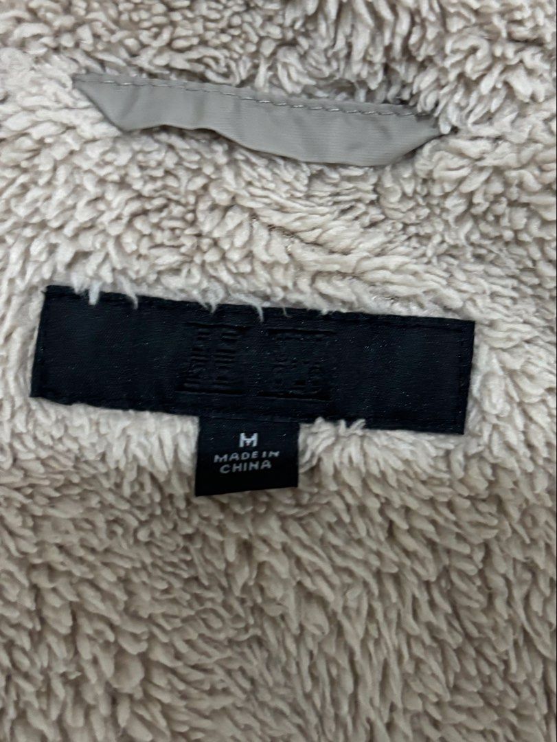 Uniqlo Quilted Hooded Jacket Size M (Category: Coats, Jackets and Outerwear) located in Baguio. Submitted by tresmariascloset13 (Listing ID 1463226922, Image 3). Description: - Uniqlo Grey Quilted Jacket - Size: Medium (M) - Soft, fuzzy lining for ultimate warmth - Hooded design - Ideal for cooler weather .