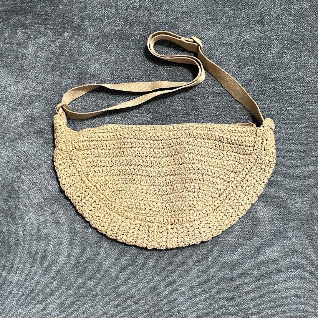 Uniqlo Rattan Moon Bag (Category: Cross-body Bags) located in Taguig. Submitted by intransitforyou (Listing ID 1463287843, Image 1). Description: .