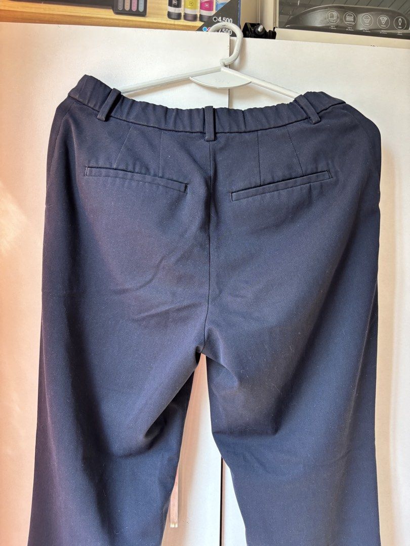 UNIQLO Smart Pants (Category: Other Bottoms) located in Manila. Submitted by ivscurated (Listing ID 1463176666, Image 2). Description: Uniqlo Smart Pants Navy Blue Size M Good fit No issues, just signs of usage. Superb padin quality since its Uniqlo ;).