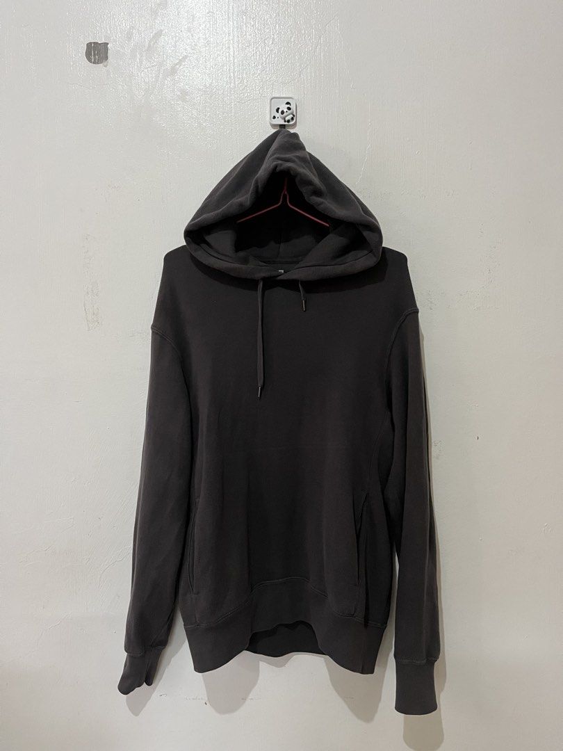 Uniqlo Sweat Pullover Long-Sleev Hoodie (Category: Hoodies) located in Manila. Submitted by chanie836 (Listing ID 1463262959, Image 1). Description: - Black Uniqlo Hoodie - Size: Medium (M) - Material: 100% Cotton - Origin: Made in China - Style: Comfortable and casual, ideal for everyday wear - Condition: Please check photos for detailed condition..