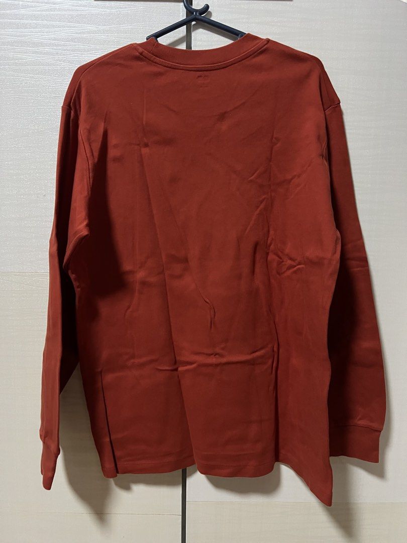 Uniqlo Sweatshirt (Category: Tshirts & Polo Shirts ) located in Marikina City. Submitted by haradrim (Listing ID 1463307813, Image 2). Description: Uniqlo sweatshirt Color: Red orange No discoloration L: 27" W: 22".
