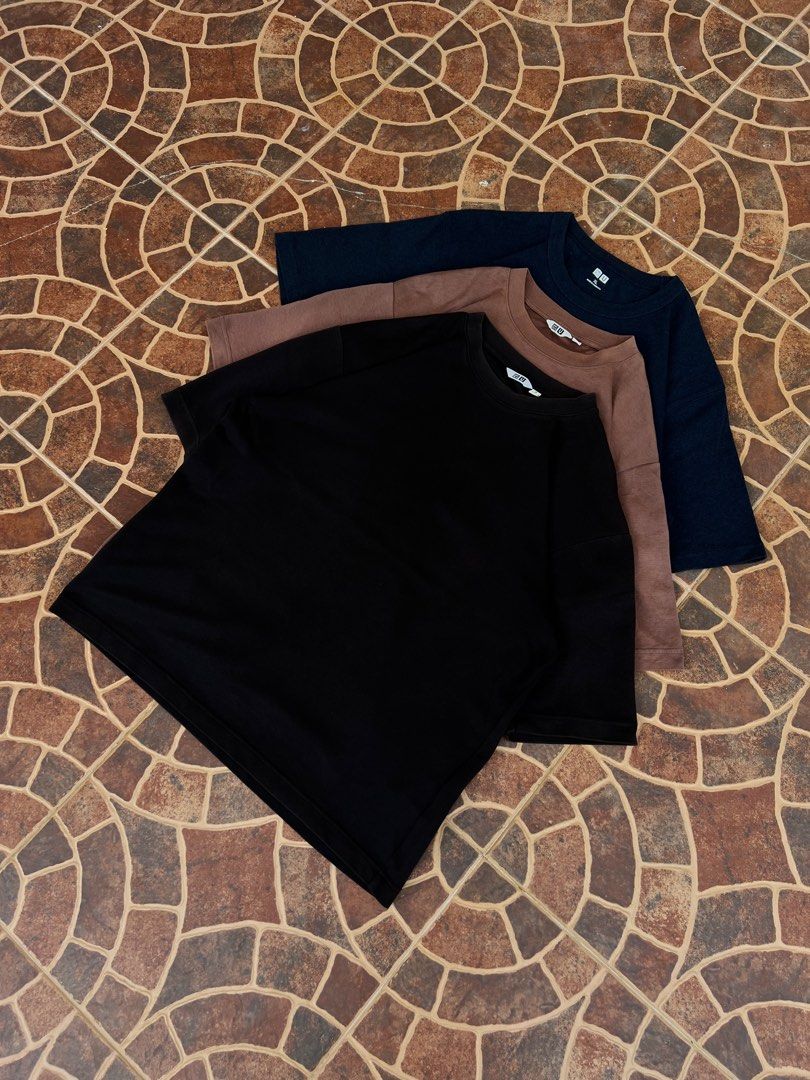 UNIQLO TEES ( MEDIUM, LARGE, XLARGE ) ASPACK‼️ (Category: Activewear) located in Batangas. Submitted by engr_thrift (Listing ID 1463189132, Image 2). Description: Pm for more dets📩.