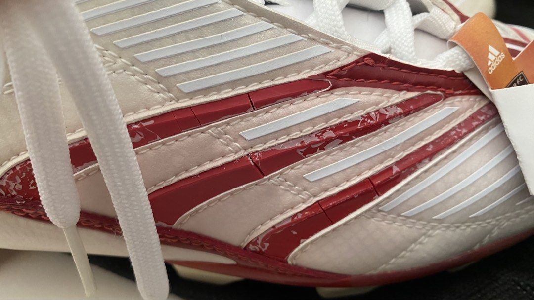 [US 10] 全新絕版 2004 年 Adidas Predator Pulse FG 元祖黑白紅獵鷹7代 (有老化 （分類：靴）位於 Hong Kong。 由 regws 提交（商品編號 1463191213，圖片 6）。簡介： 【100% 全新正品未落地 (Brand New, Never Worn)】已經冇踢波，誠實急售給熱血情懷收藏家。 2004 年葡萄牙歐洲國家盃時期最經典的公牛黑白紅 (Black/White/Red) 獵鷹 7 代，貨號 669377。當年碧咸、施丹及魯爾的主力戰靴 [🏆]！ ● 尺碼 (Size)：US 10 / UK 9.5 / EUR 44 / 28cm (市場最完美黃金碼) ● 貨號 (Art No.)：669377 ● 配件狀態：【全新但冇盒 / No Box】。 ⚠【重要品相披露・請看清圖片】此鞋已有 22 年歷史，因年代久遠，目前【鞋底（Boot底）及鞋面橡膠摩擦條位置已有自然老化、脆化產生的裂紋】。適合純作「櫃內擺設、留念、拍攝」之用，原