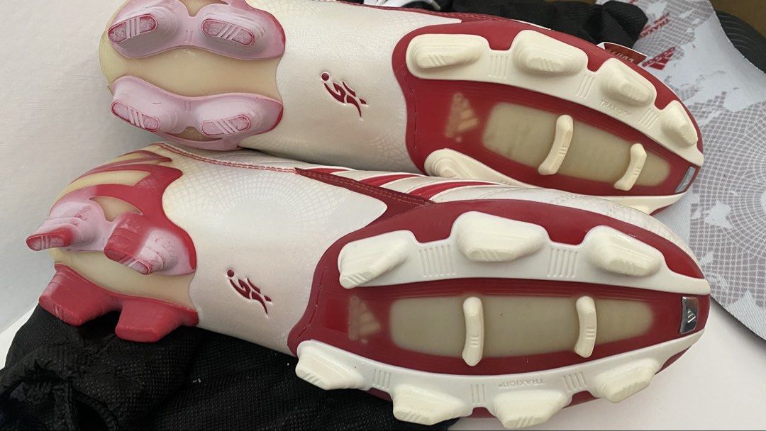 [US 10] 全新絕版 2004 年 Adidas Predator Pulse FG 元祖黑白紅獵鷹7代 (有老化 （分類：靴）位於 Hong Kong。 由 regws 提交（商品編號 1463191213，圖片 5）。簡介： 【100% 全新正品未落地 (Brand New, Never Worn)】已經冇踢波，誠實急售給熱血情懷收藏家。 2004 年葡萄牙歐洲國家盃時期最經典的公牛黑白紅 (Black/White/Red) 獵鷹 7 代，貨號 669377。當年碧咸、施丹及魯爾的主力戰靴 [🏆]！ ● 尺碼 (Size)：US 10 / UK 9.5 / EUR 44 / 28cm (市場最完美黃金碼) ● 貨號 (Art No.)：669377 ● 配件狀態：【全新但冇盒 / No Box】。 ⚠【重要品相披露・請看清圖片】此鞋已有 22 年歷史，因年代久遠，目前【鞋底（Boot底）及鞋面橡膠摩擦條位置已有自然老化、脆化產生的裂紋】。適合純作「櫃內擺設、留念、拍攝」之用，原