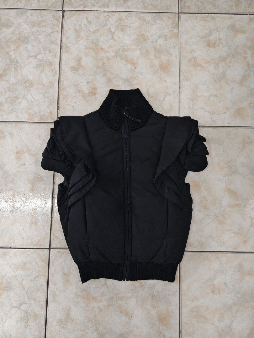 Valentino Black Puffer Bomber Jacket (Category: Coats, Jackets and Outerwear) located in Catbalogan. Submitted by yellfindss (Listing ID 1463228501, Image 1). Description: - Valentino puffer bomber jacket - Color: Black - Size: 6 - Ribbed collar, cuffs, and hem - Unique ruffled sleeve detail - Fully lined interior - A stylish addition to any wardrobe.